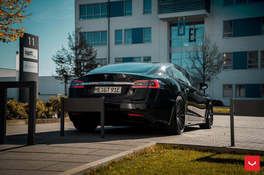  Tesla Model S on Vossen Wheels (VFS-2) 2018 года  (фото 2 из 43)